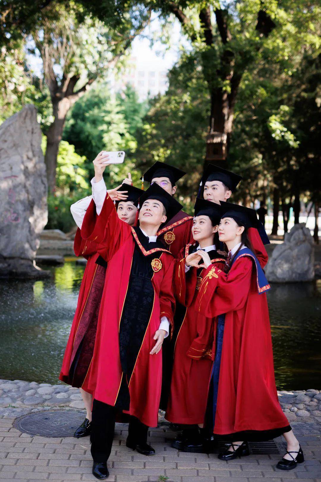 这所高校新版学位服太惊艳了_毕业生_绶带_徽章