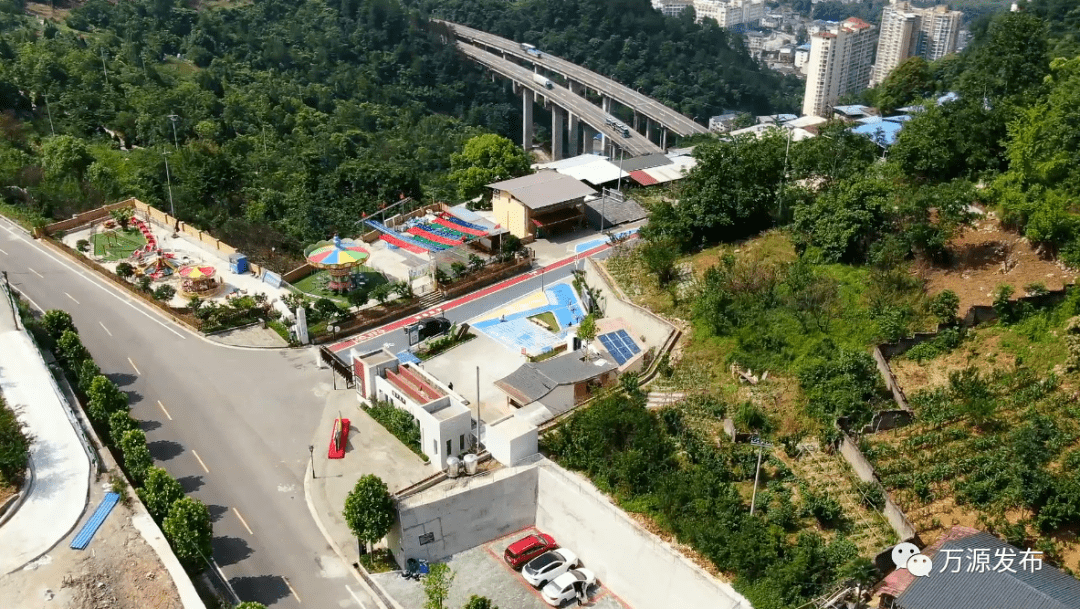 磅礴大气的万源保卫战战史陈列馆格外耀眼,干净整洁的广场,错落有致的