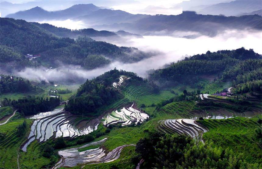 江西万载:梯田美如画 农民耕种忙_耕作_高村镇_高山