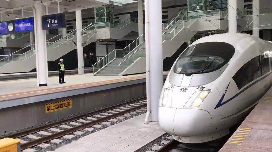 高铁阜阳西站g55302次列车缓缓驶入并停靠今天上午11:36分许