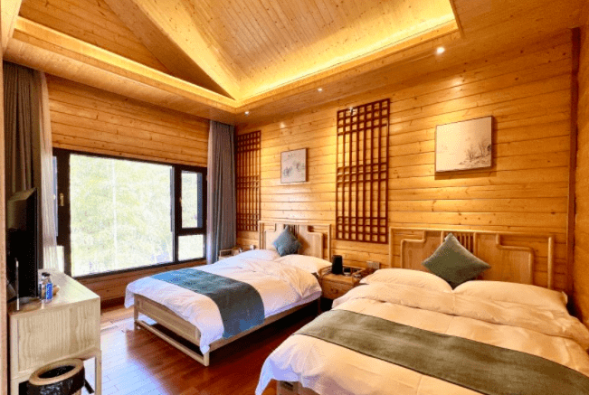 2m*2标准双床房云冰山民宿坐落在竹海之中,以四合院展示在大家眼前.