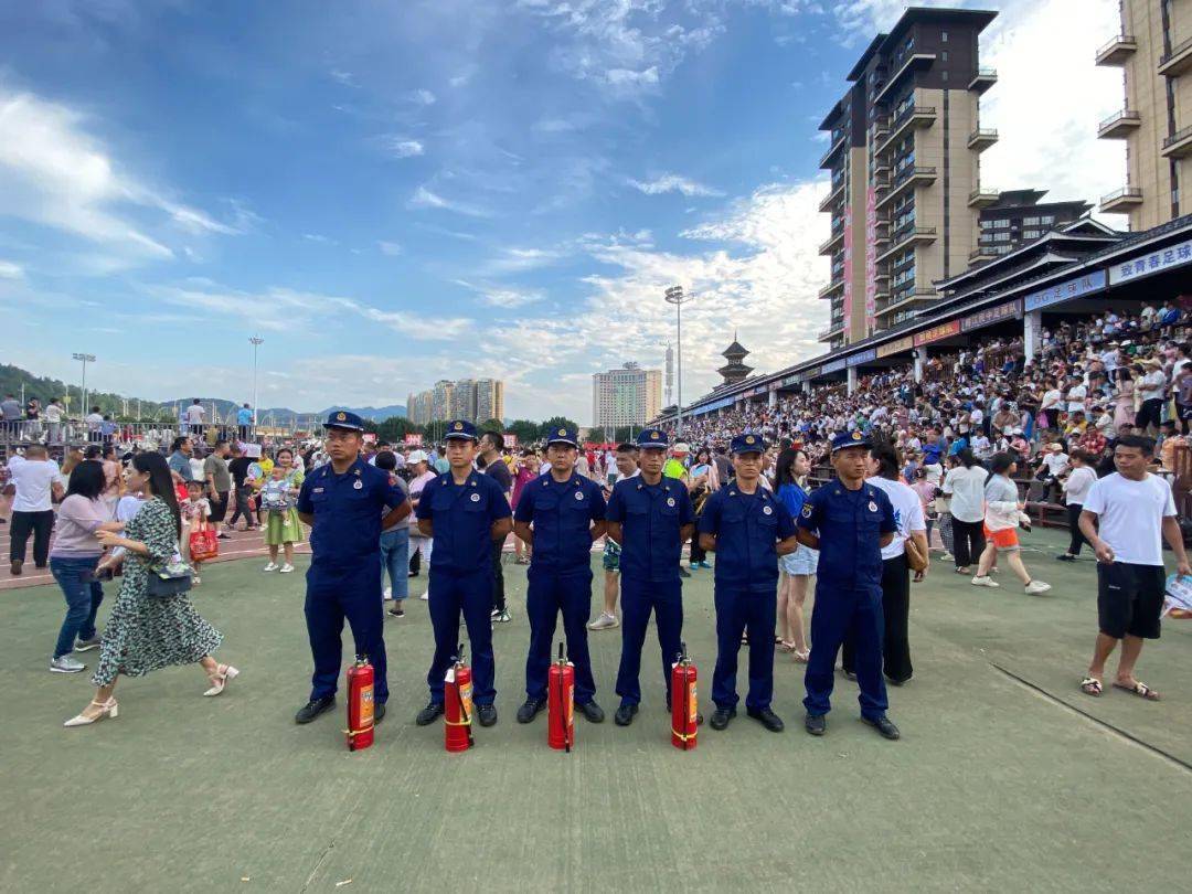 榕江县消防救援大队积极组织消防宣传员深入全网最火村超现场开展