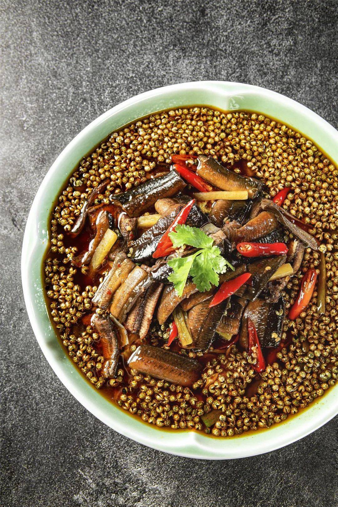 一道看似家常的油泼鳝鱼,餐厅也用了满分的匠心去完成.