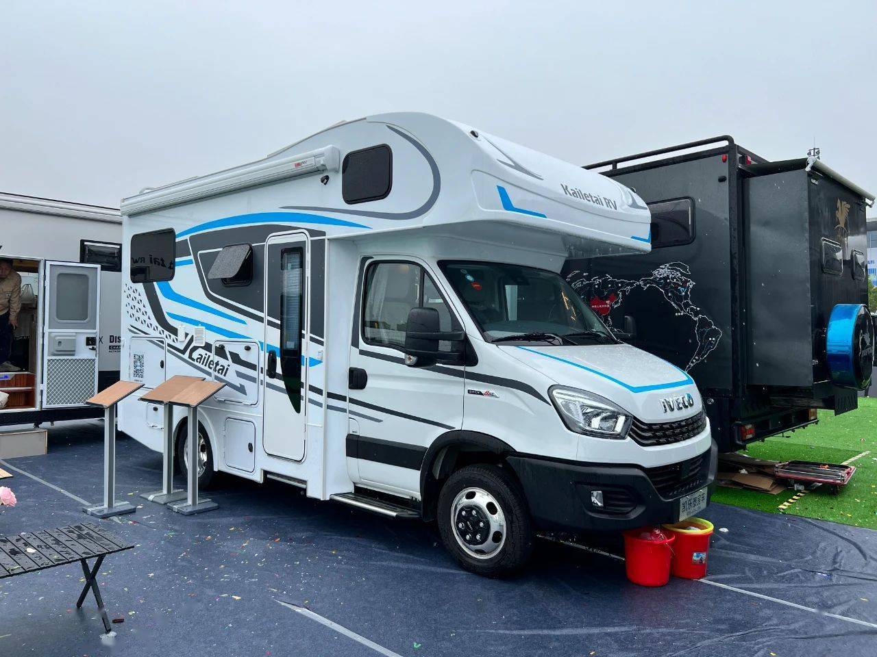 新车资讯:凯乐泰环游一号房车,纵置大床 l型厨房,可操作性更强_搜狐