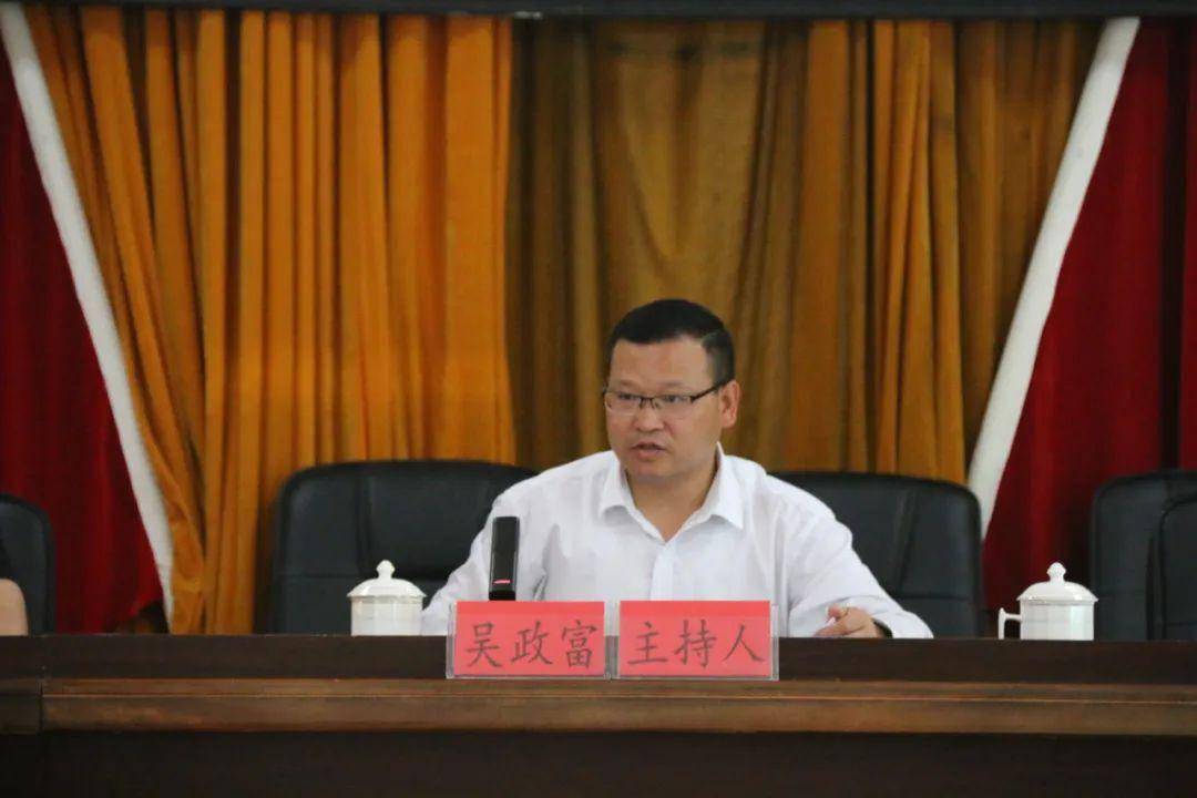 推进会上,吴政富听取了纸房乡就肉牛产业发展作的经验交流发言,同与会