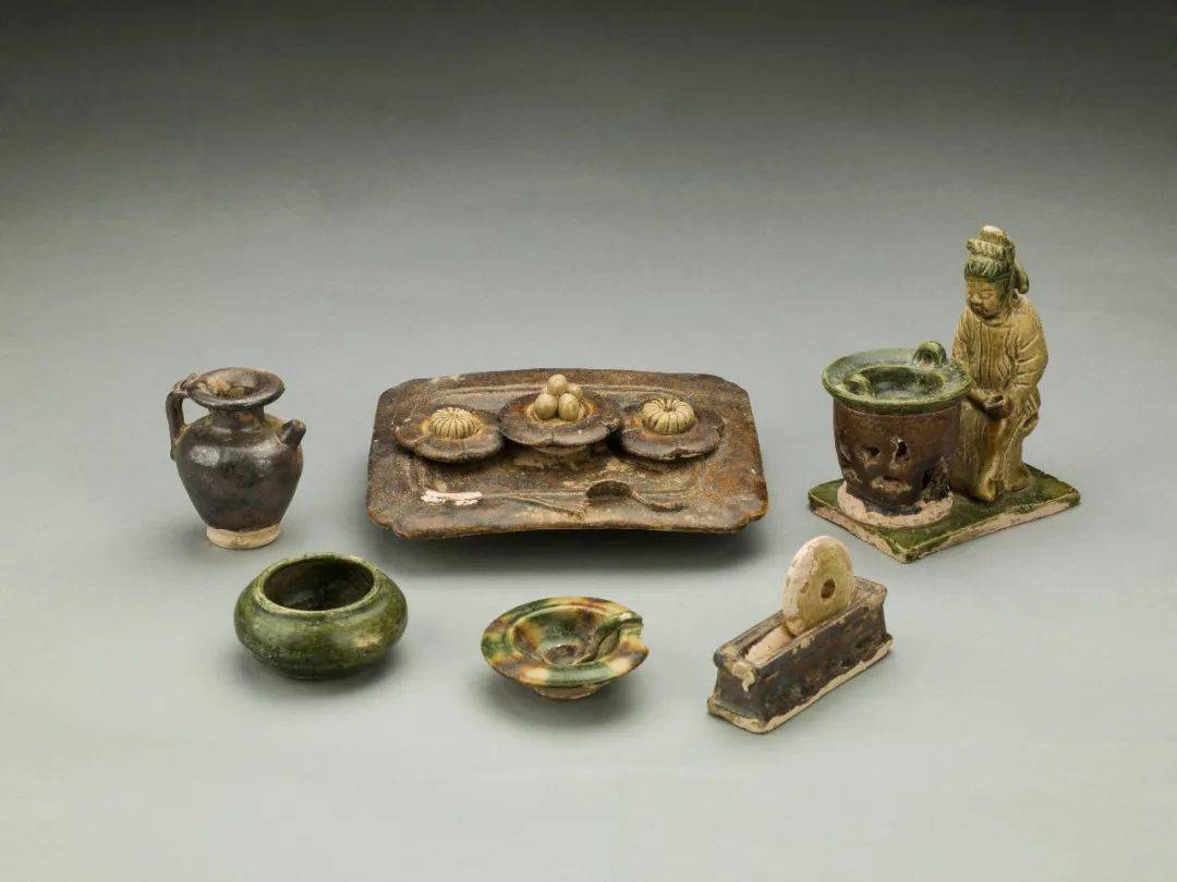 皇室与群臣共享新茶唐皇宫每年四月举办盛大的"清明茶宴"煎茶,饮茶