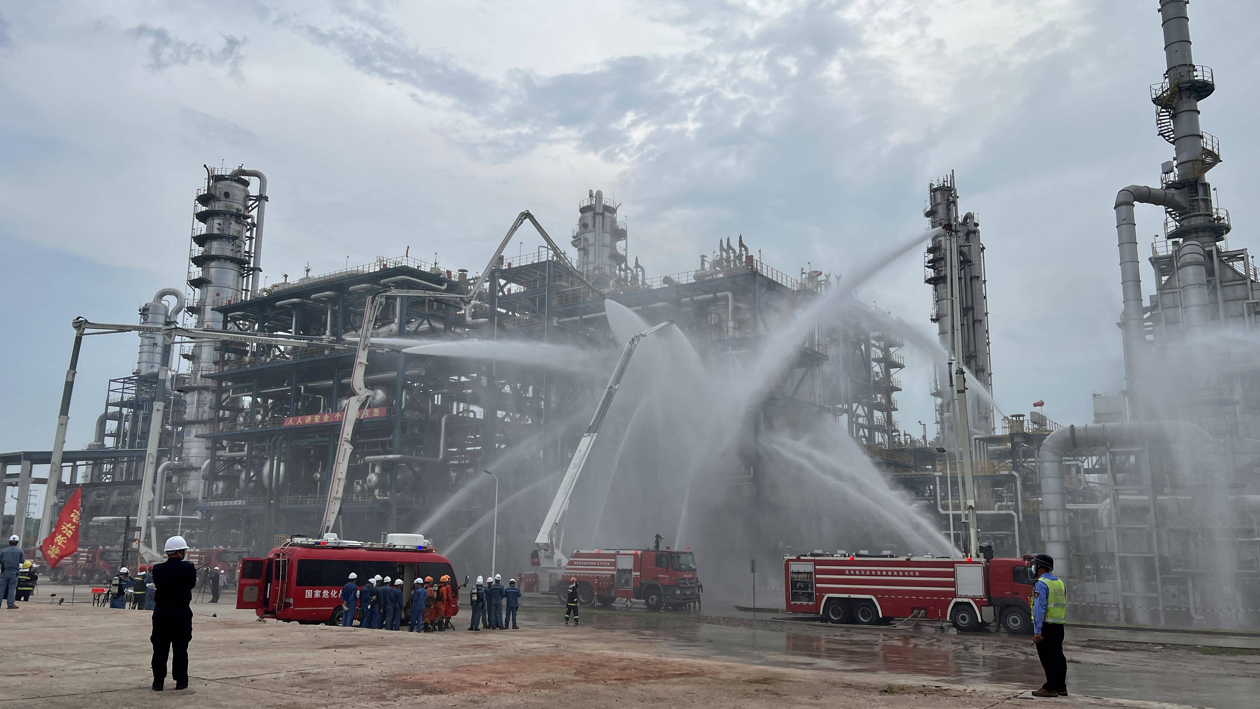 茂名石化举办危化品泄漏着火应急救援综合演练_广东省_单位_处置
