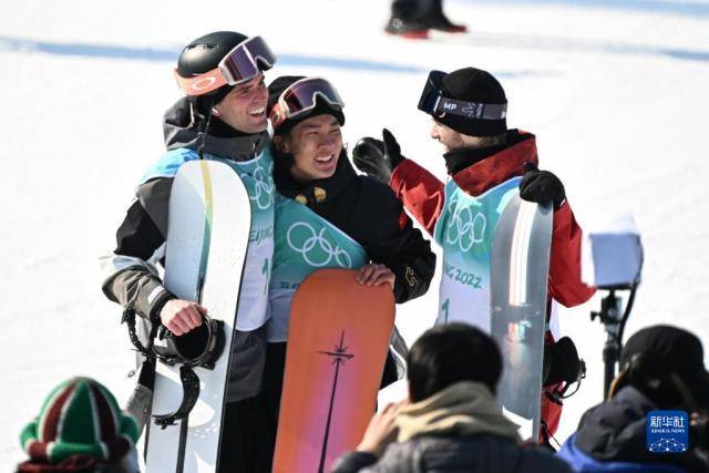 谈球吧体育“滑雪和演戏我都爱！”中国最年轻冬奥会冠军苏翊鸣对未来不设限(图1)