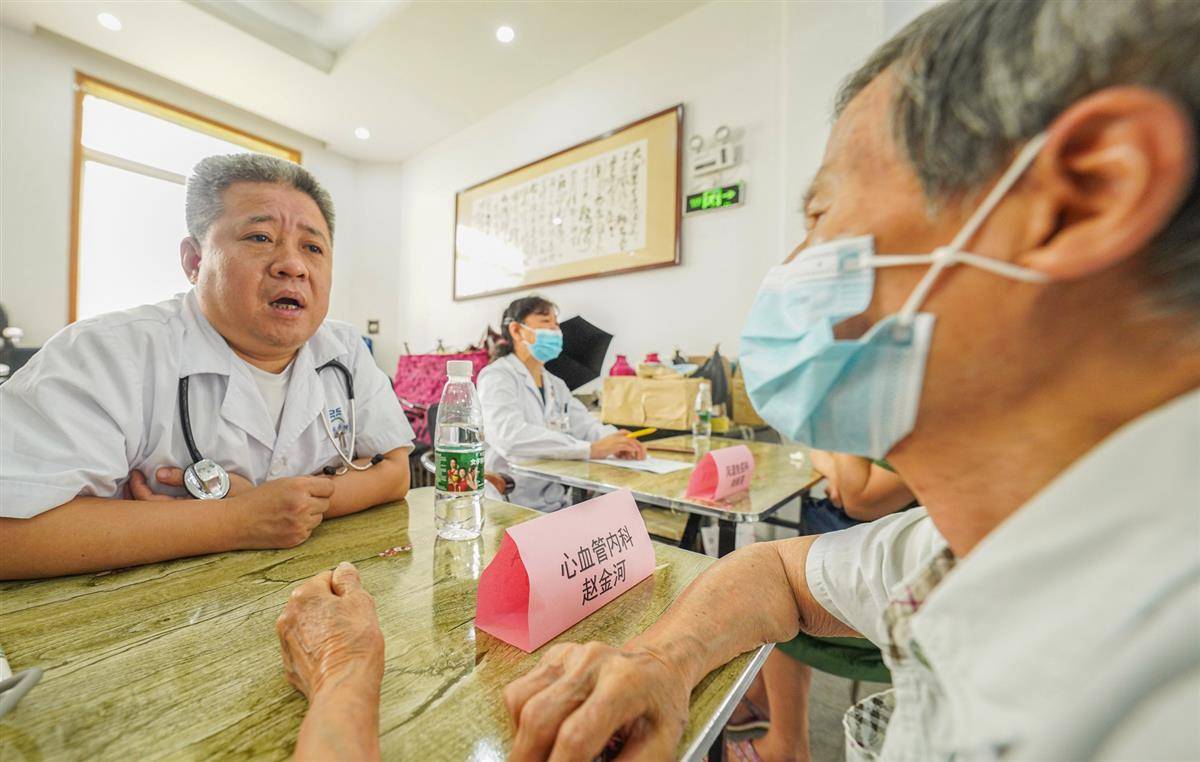 给居民答疑解惑,天佑医院专家团队走进社区义诊_甲状腺_老人_贺飞