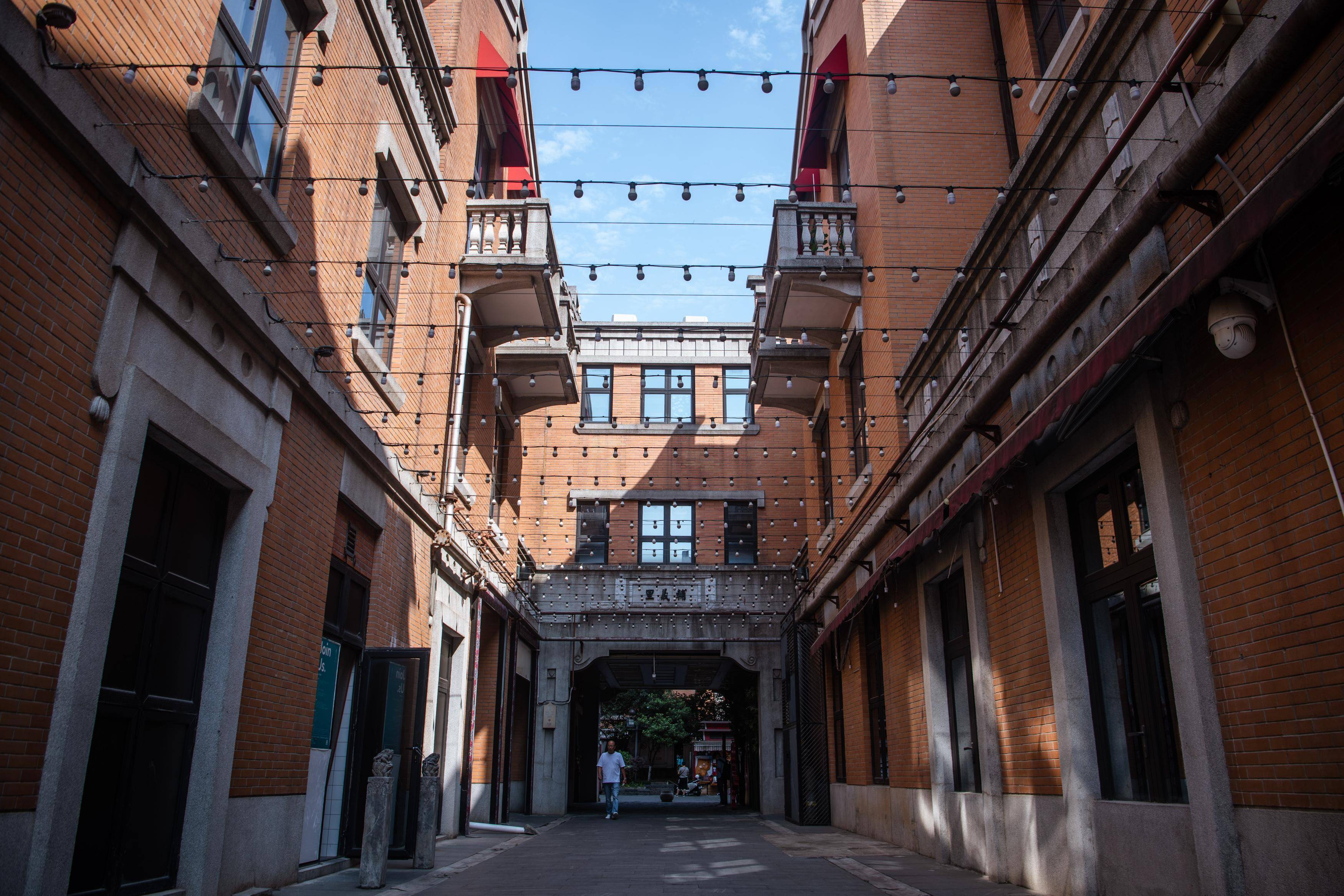 (新华全媒 )解码文化自信的城市样本丨汉口历史风貌区:老城焕新生_伍