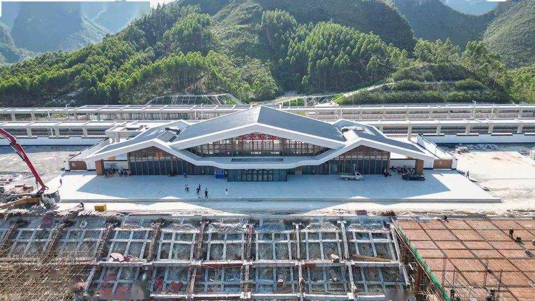 贵南高铁广西段新建站房外部装修全面完成_都安_马山县_幕墙