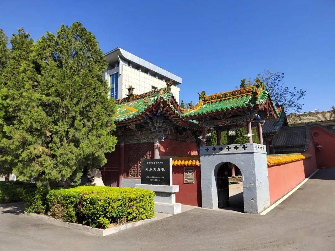 马路边会看到应感庙的介绍牌,然后下到河谷里,继而沿着土路登山,好在