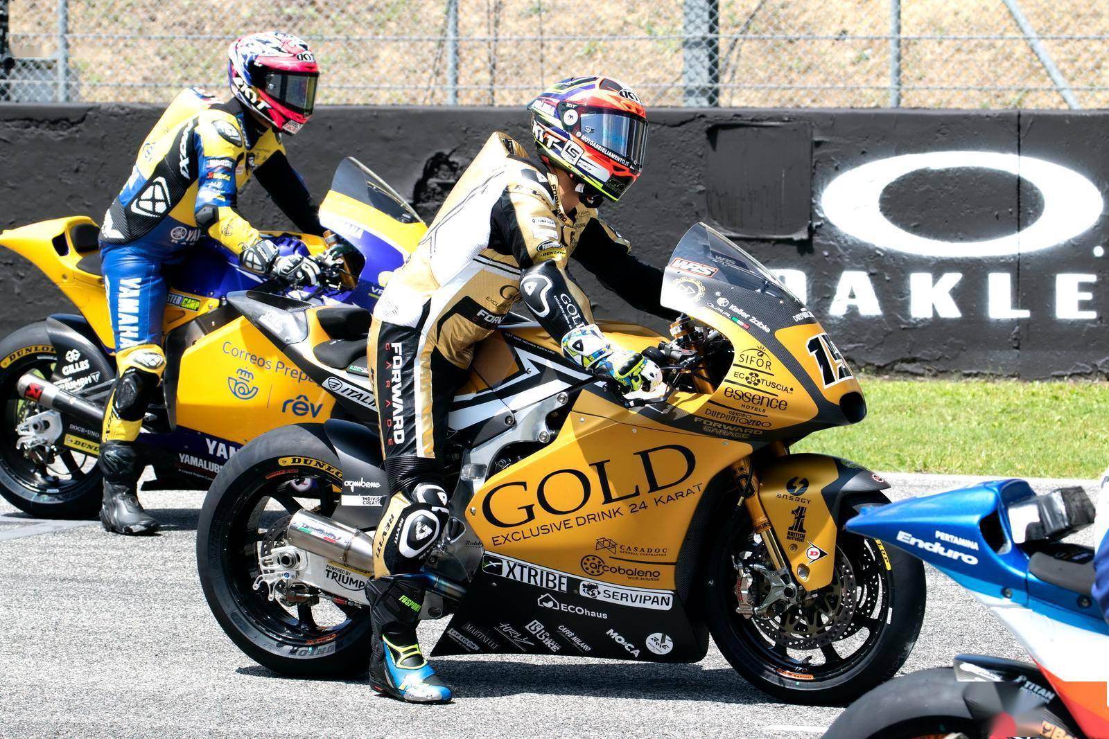 moto2 级别,forward 车队换上了特别色调的图案亮相正赛.