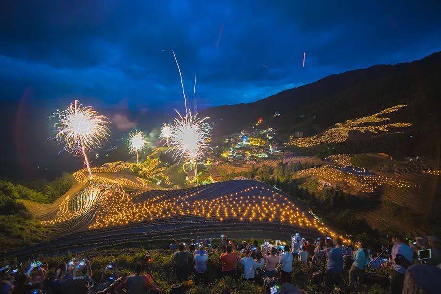 桂林稻田灯光秀引发热议!真相是._梯田_网友_娘娘