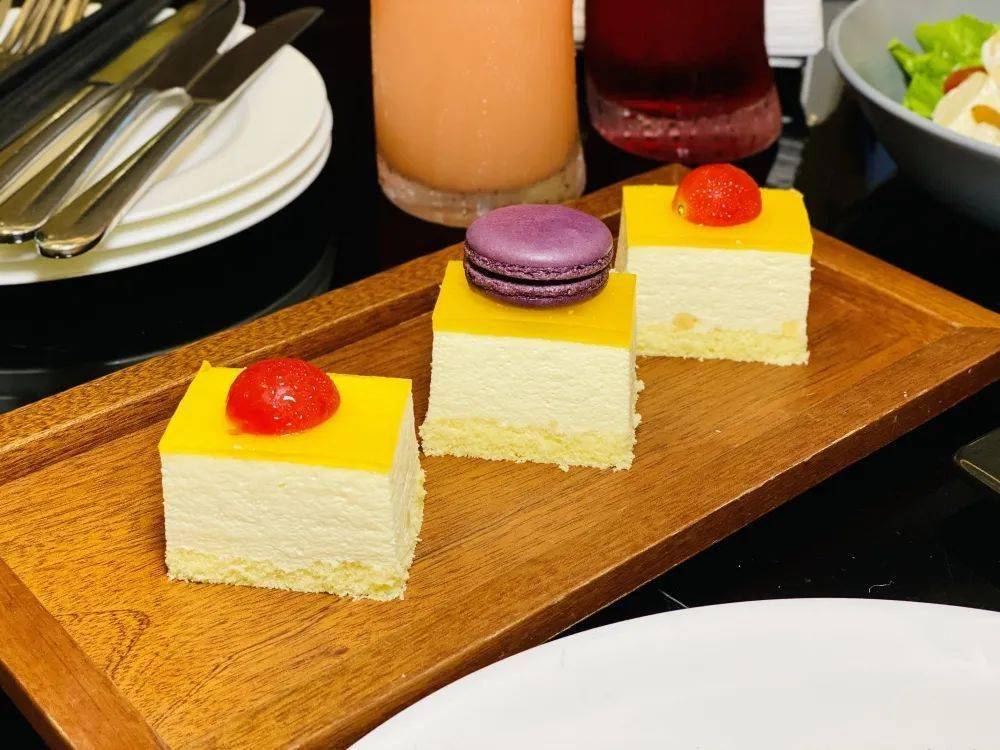 特调果汁x3慕斯蛋糕x3小食拼盘(薯条,鸡块,肠仔,春卷)玛格丽塔pizza