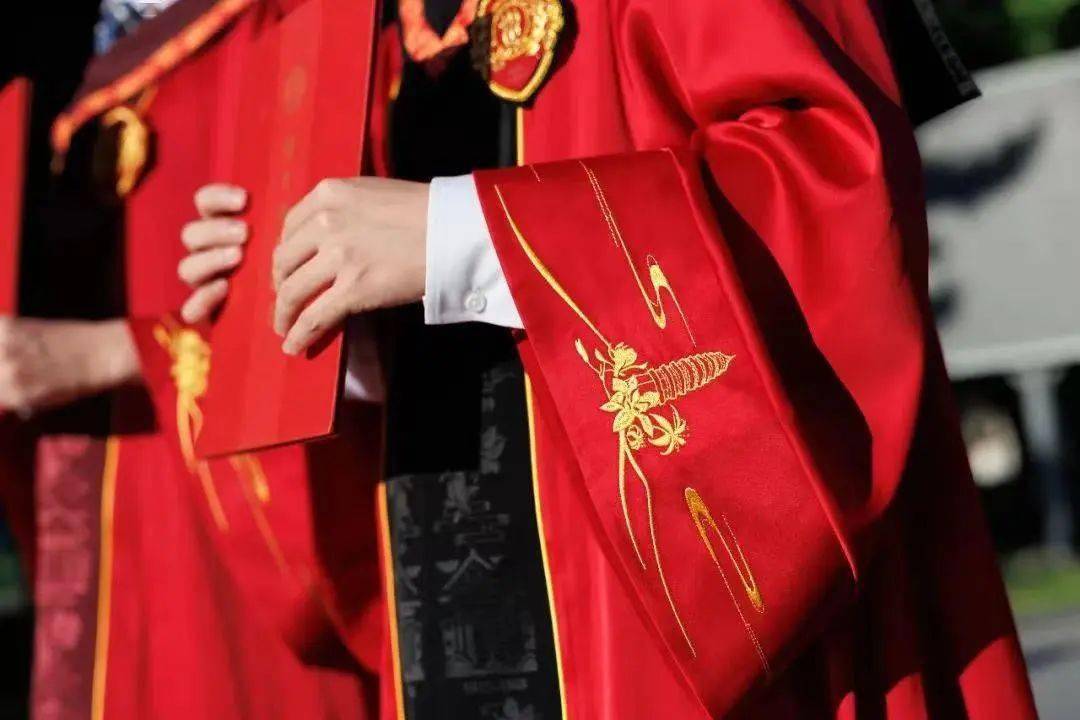 这些中国风的学位服太绝了,最后这件仙气十足_the_of_图案