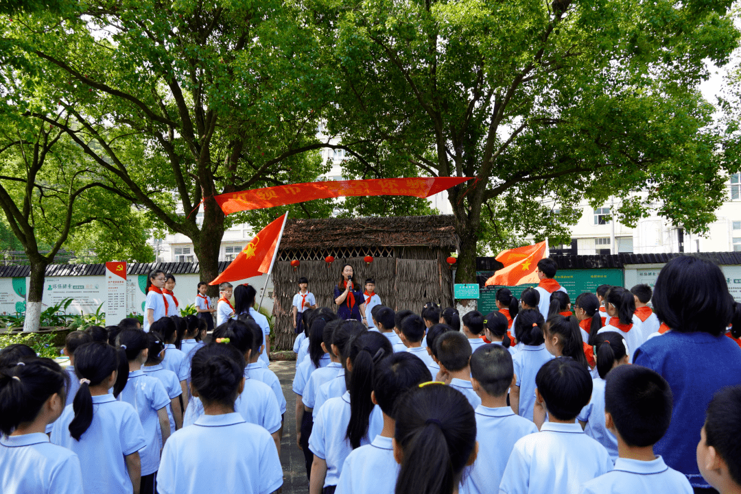 温岭师范附属小学温岭师范附属小学举行一年级新队员入队仪式,新