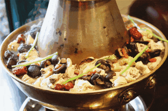 品高原养生汤锅地道牦牛肉土火锅petrochemical美 食 体 验骑马,射箭