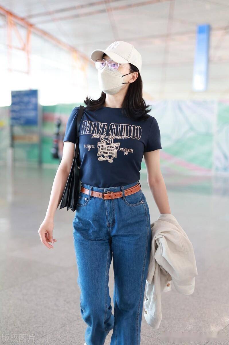 陈数现身北京机场t恤搭配牛仔裤简约低调