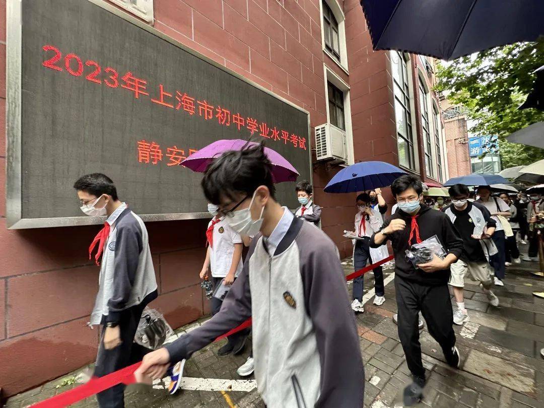 小雨同学们正在陆续进场在上海市静安区民立中学考点的早上八点2022年
