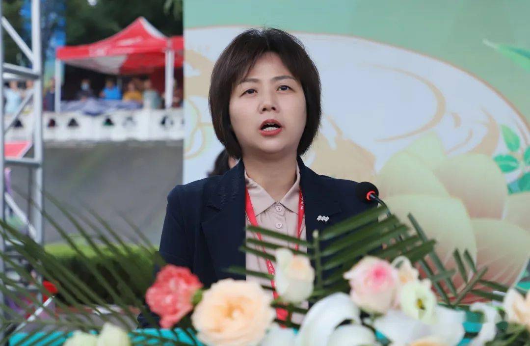 曲尚英宣布大赛开赛在雄壮的《中华人民共和国国歌》国歌声中,龙舟