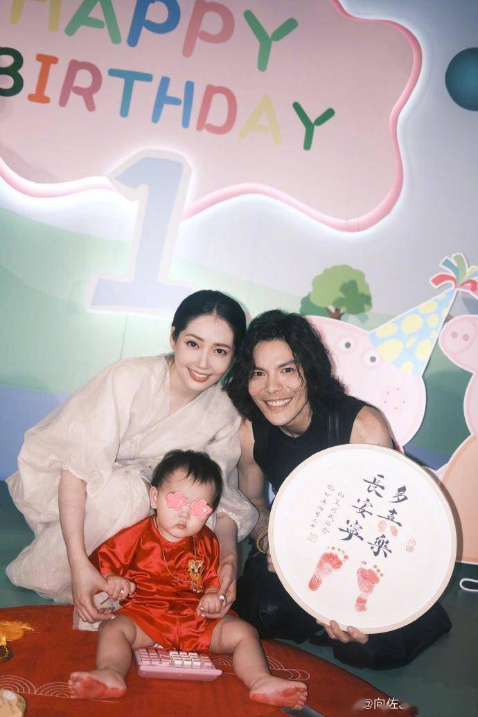 二胎儿子周岁宴,向佐郭碧婷为其庆生,幸福感爆棚!_夫妻_一家人_夫妇
