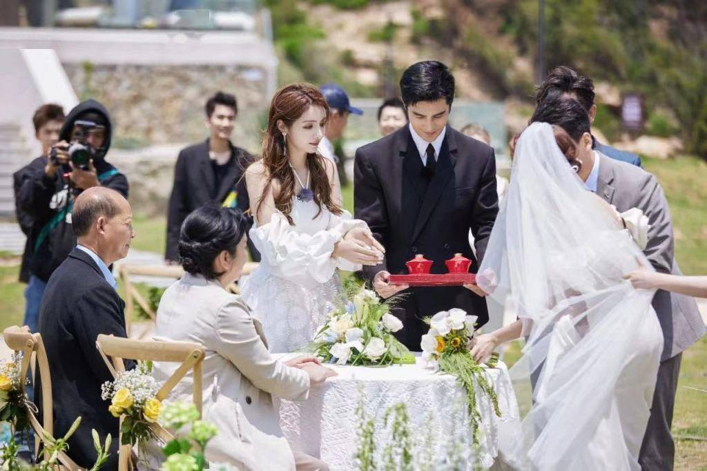 《中国婚礼——好事成双季》姜潮麦迪娜为新婚夫妻制作"爱情回忆录"