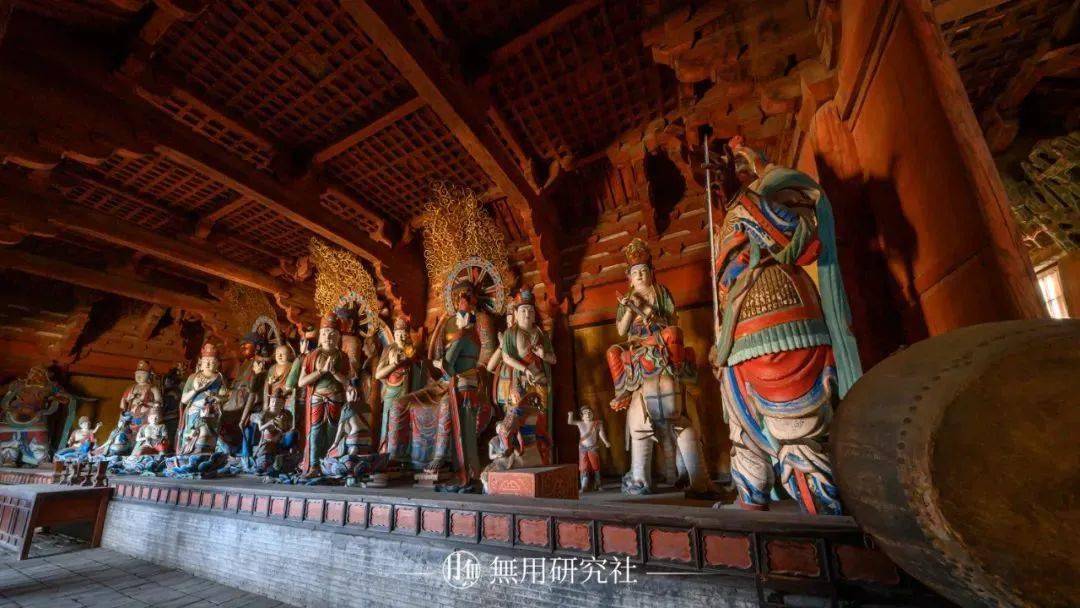 佛光寺东大殿面阔七间,进深四间,屋顶样式为庑殿顶,平面用金厢斗底槽