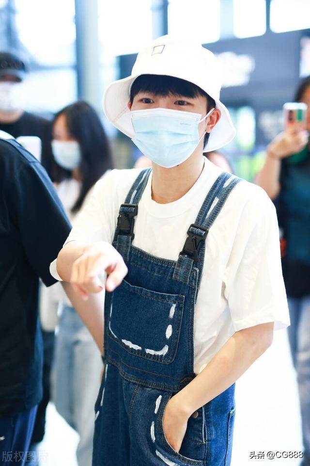 周深现身上海机场 明星机场照