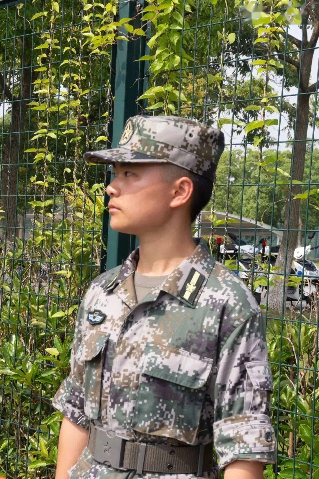 风云来往,军袖流芳从小心怀军人梦,善舞擒敌拳的杨教官现处于军魂大队