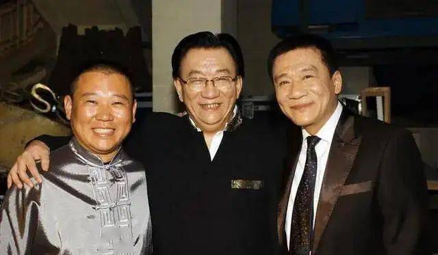 2007年,侯耀文突然离世,郭德纲泪如雨下,一句话让人肃然起敬_师父