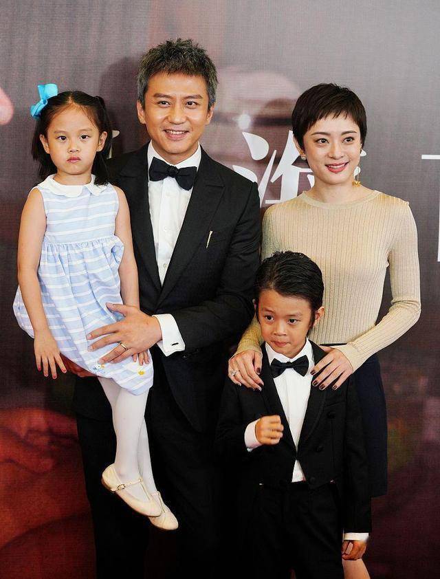 邓超全家在上海看女儿演出!孙俪衣着宽松少女依旧,11岁儿子身高猛长