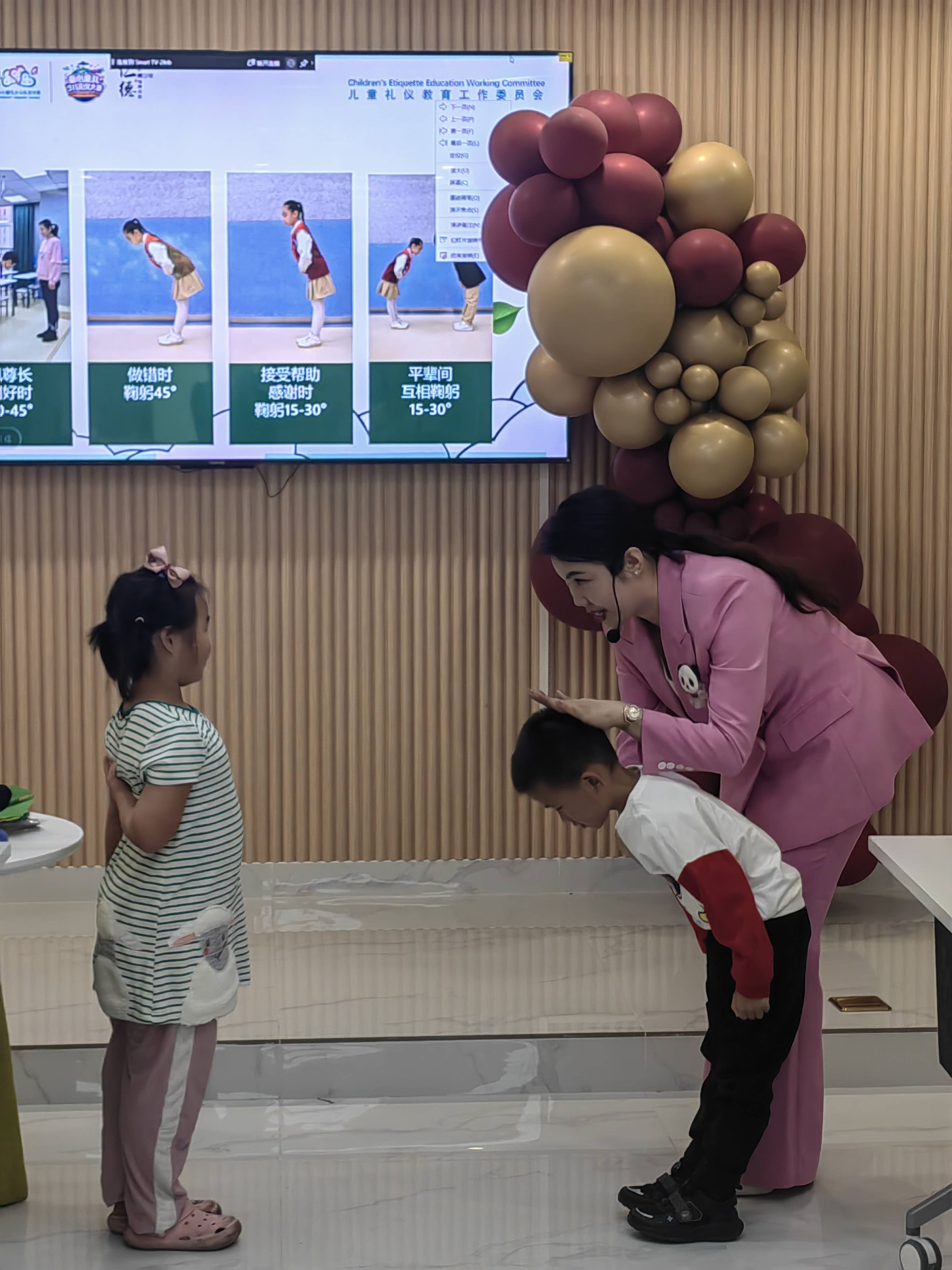 礼仪进社区龙华民乐社区礼仪课圆满结课