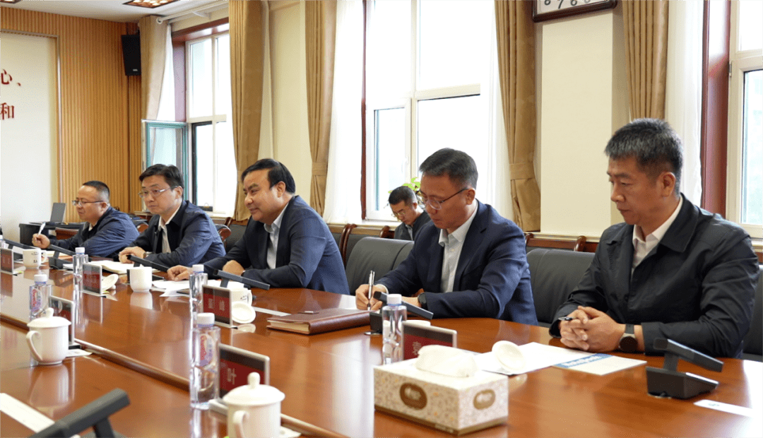 会上,六合区委副书记,区长周勇和湟源县委副书记,县长董峰分别介绍了