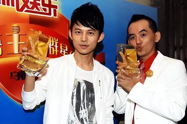 台湾大陆两大主持天王黄子佼和何炅的亲密合照_计划_文章_头条