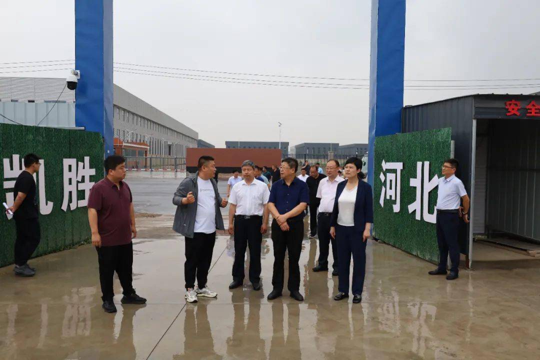 县人大常委会主任肖江普,副主任张林国参加视察活动,县人民政府副县长