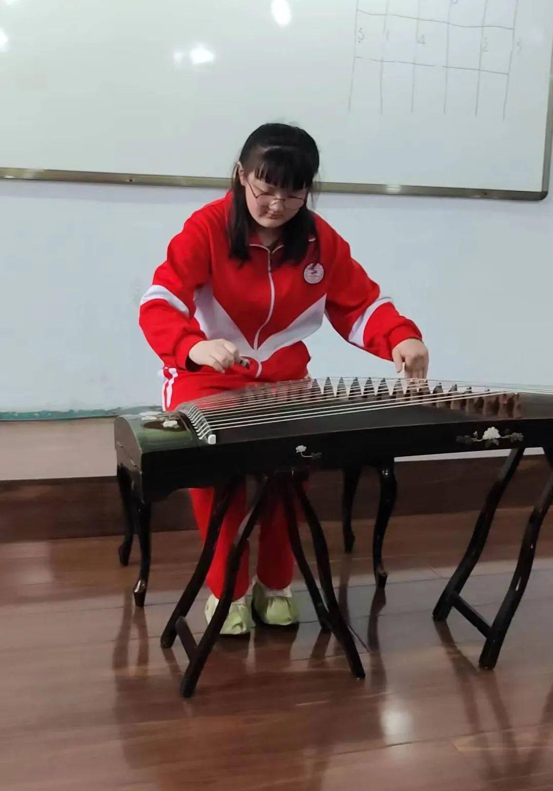 【双减】通钢三中开展"梦想起航 我心飞扬"主题班级音乐会_艺术_工作