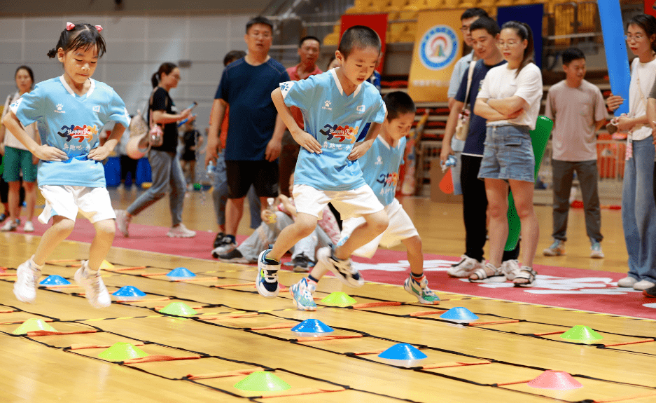 体能挑战设置了跳跃绳梯,匍匐爬,折返跑,跳绳