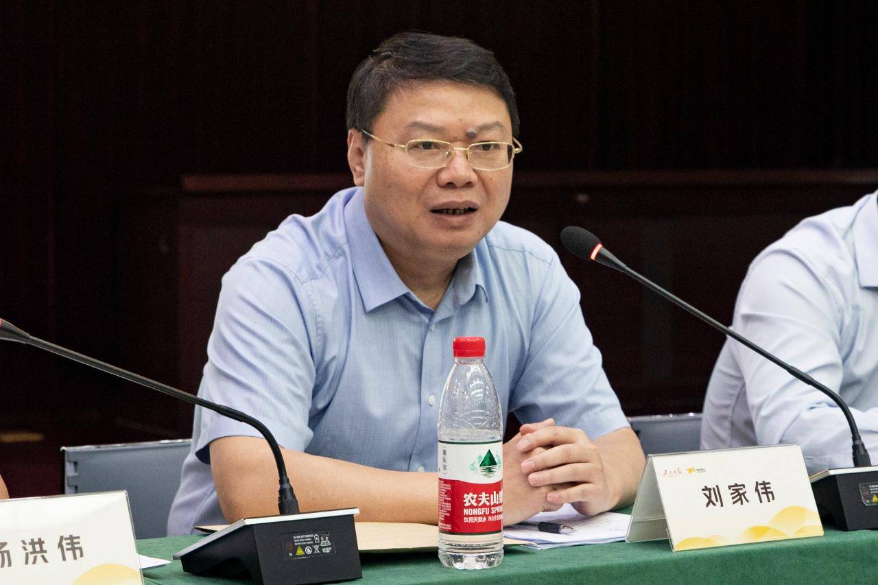 工人日报社党委书记,社长,总编辑刘家伟发言.