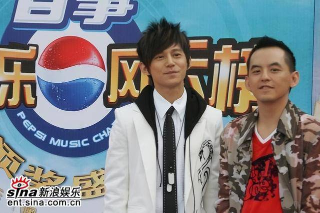 台湾大陆两大主持天王黄子佼和何炅的亲密合照_计划_文章_头条