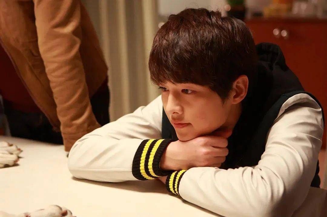 毕业于韩国成均馆大学经营系,上学期间成绩优异,是大家眼中的"别人家