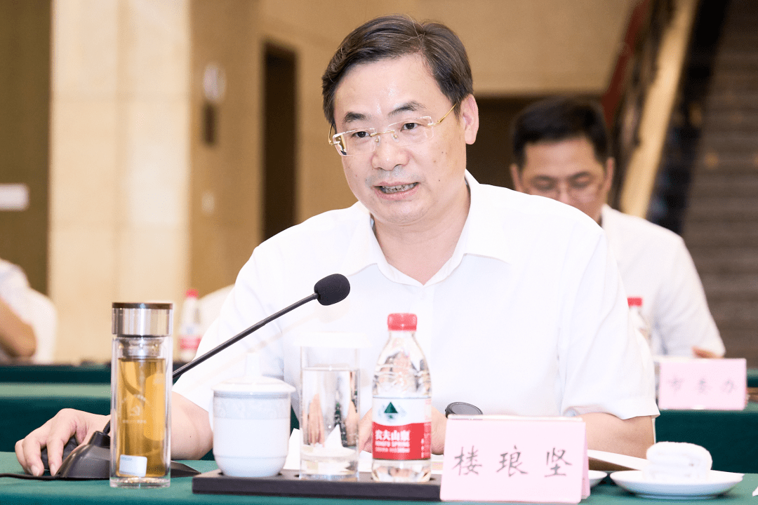 集团党委书记,董事,副总裁吕跃龙,集团董事,资深副总裁徐文财参加座谈