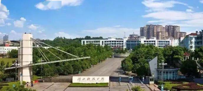 湖北科技学院 梓山湖图片