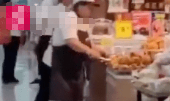嫌弃！事发洛阳一面包店：面包掉落在地员工捡起然后放回柜台上！开云 开云体育官网