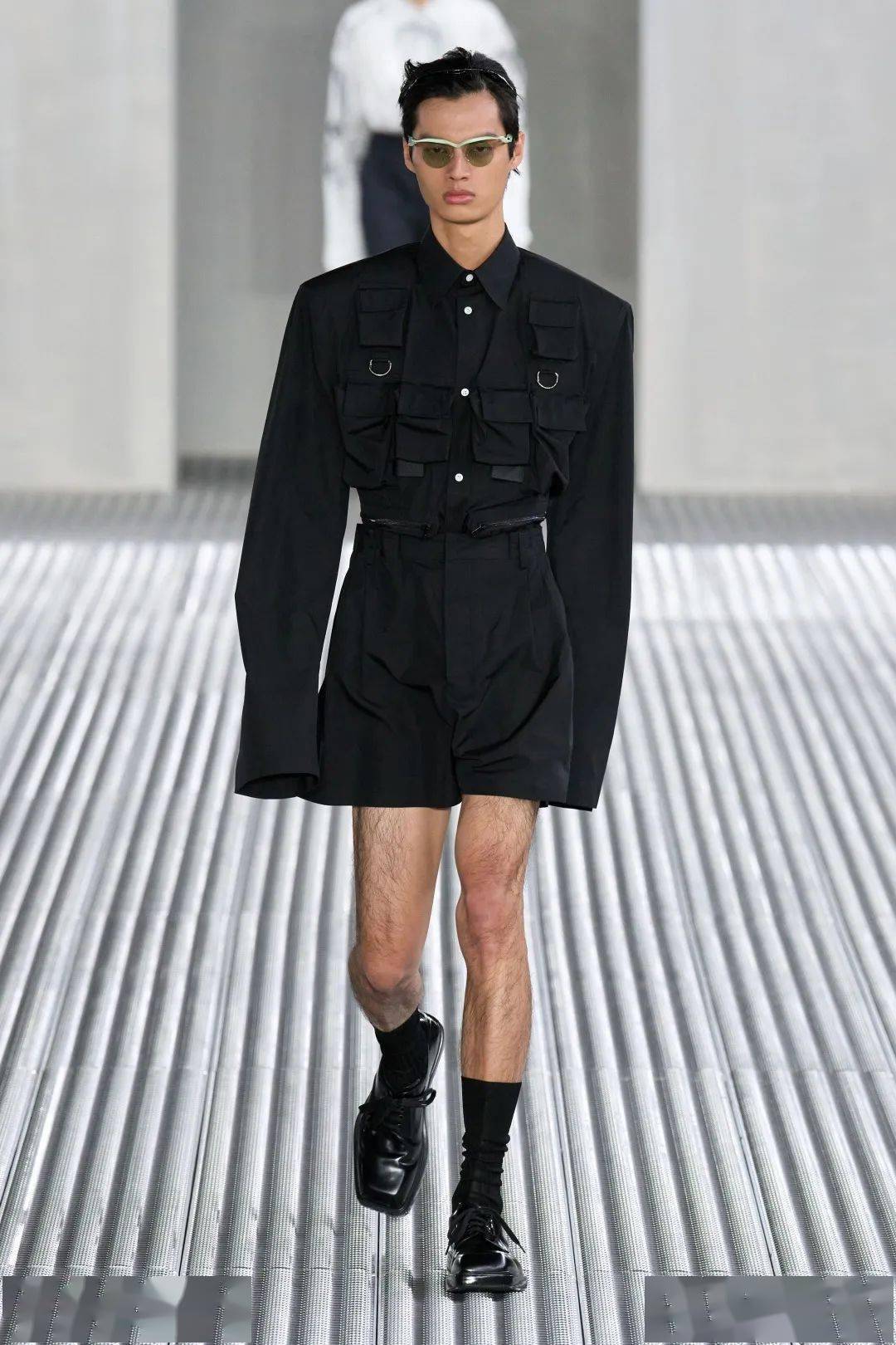 prada 2024春夏男装秀,除了从天而降的透明粘液,秀场上还流动着什么?