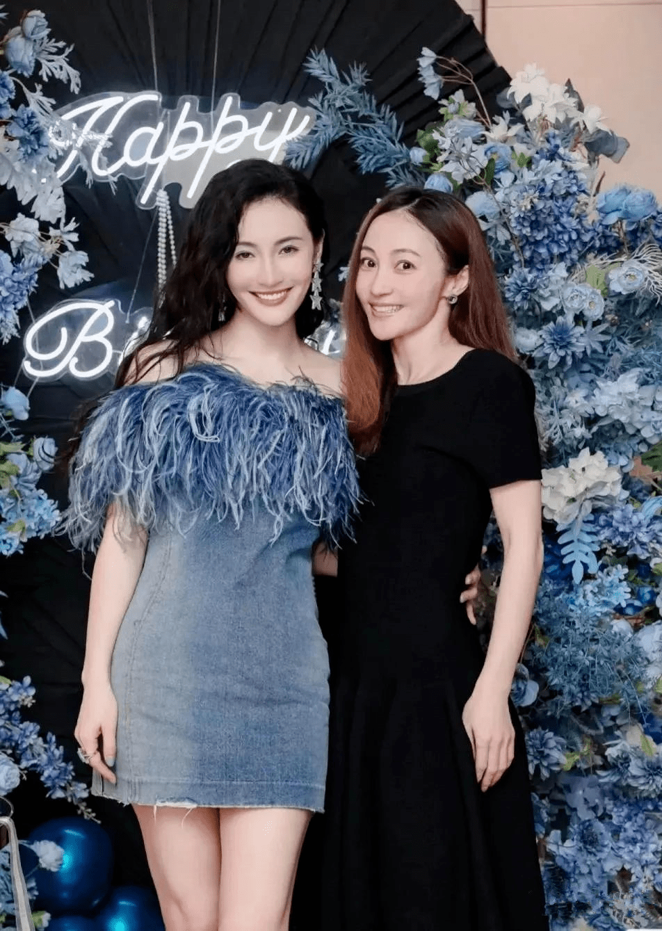 姚笛现身好友聚会,素颜瘦脱相老了不少,才41岁已经走下坡路,在人群中