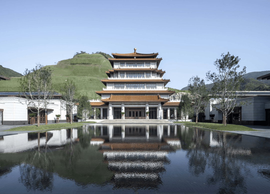 碑式的龐大建築體量及空間尺度,低矮錯落的建築群掩映在園林綠化中,與