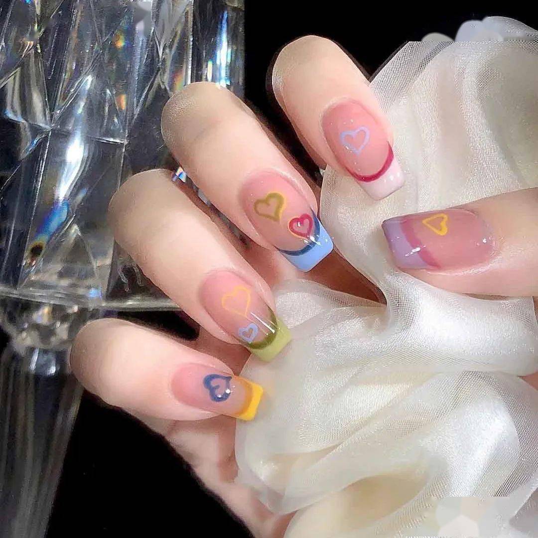 ps:封面图在最后——话不多说,30款 彩色美甲给大家准备好了,赶紧来挑