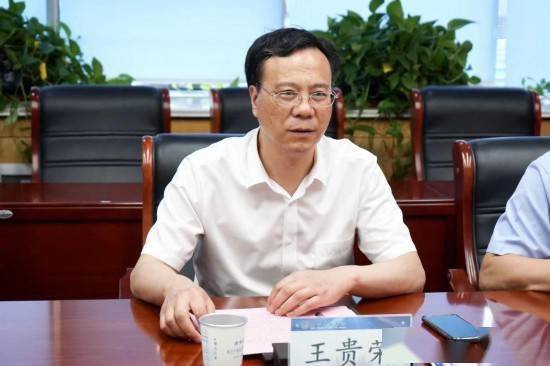 魏华中对王贵荣一行表示热烈欢迎,并简要介绍了潍坊科技学院基本情况