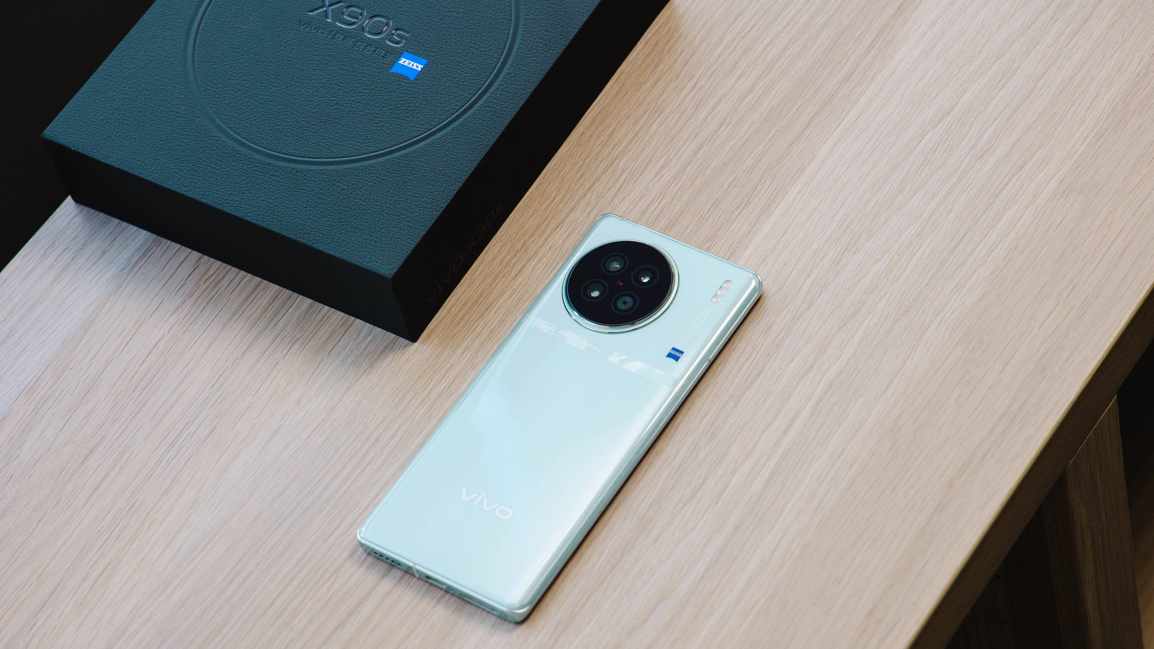 凉爽 夏日 沁人新色:vivo x90s青漾图赏